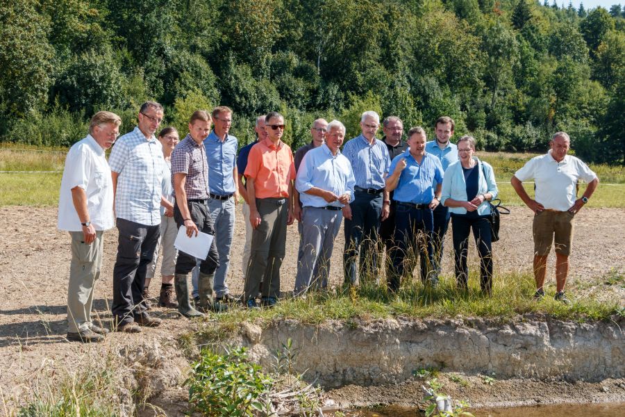Der Präsident der NRW-Stiftung, Eckhard Uhlenberg (siebter von rechts), Regierungspräsidentin Marianne Thomann-Stahl (2. von rechts), der technische Dezernent des Kreises Paderborn, Martin Hübner (neunter von rechts), Volker Karthaus, Geschäftsführer des WOL (vierter von rechts)  und der Ortsvorsteher von Büren-Harth, Dirk Nölting (ganz rechts im Bild) verschafft sich zusammen mit Vertretung n der Bezirksregierung und des Wasserverbandes Obere Lippe einen Eindruck von dem Stand der Renaturierungsmaßnahme an der Alme bei Ringelstein. Foto: © Bezirksregierung Detmold